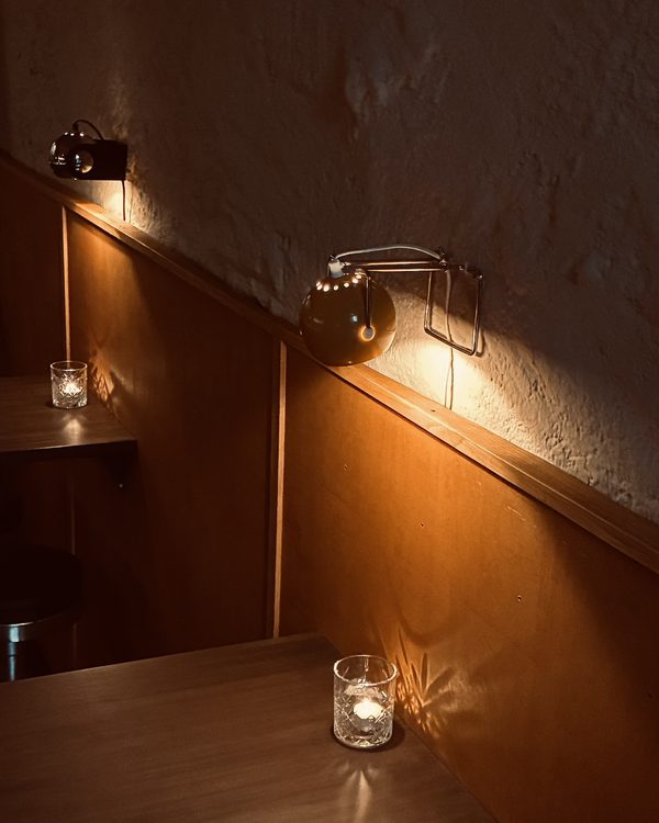 Wandlampen und Kerzen im Licht