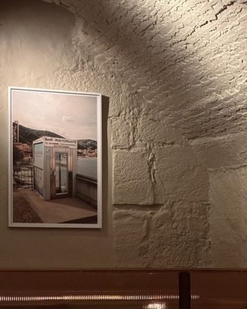 Gerahmtes Bild an der Steinwand